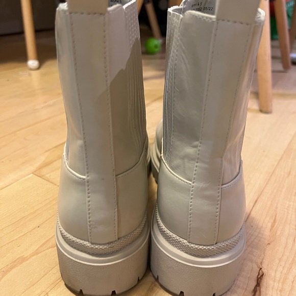 Chunky Chelsea Boots - Cream - A&F - Picture 5 of 11